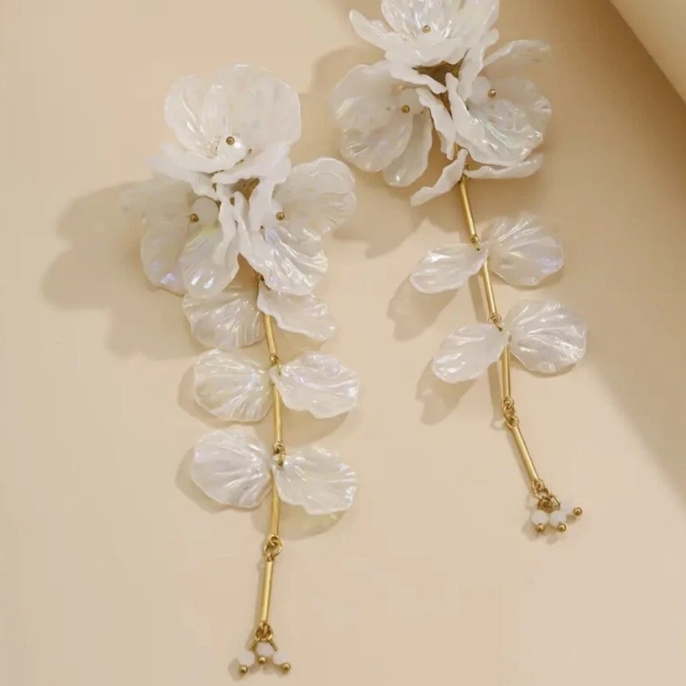 ZARA EARRINGS Cascading flowers wedding special oversized creamy white - Picture 2 of 3
